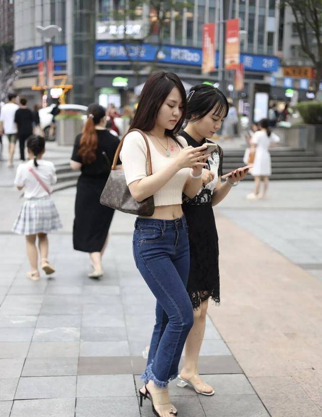 身材苗条 “微喇裤”的特点，以及几种不同搭配