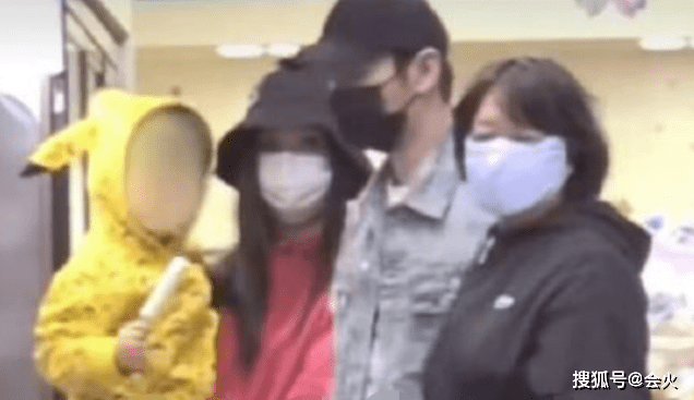 babybaby黄晓明游玩被偷拍！素颜出镜遮挡严实，身形消瘦撑不满紧身裤