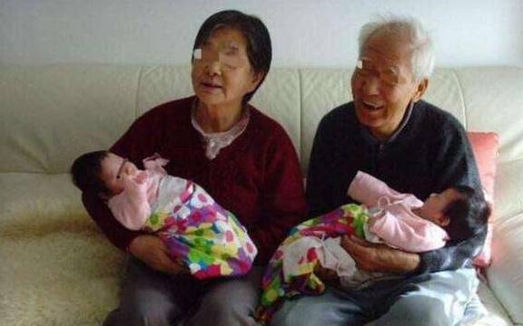 结局|“老了不指望你养我”，50岁产妈和女儿赌气生二胎，结局大失所望