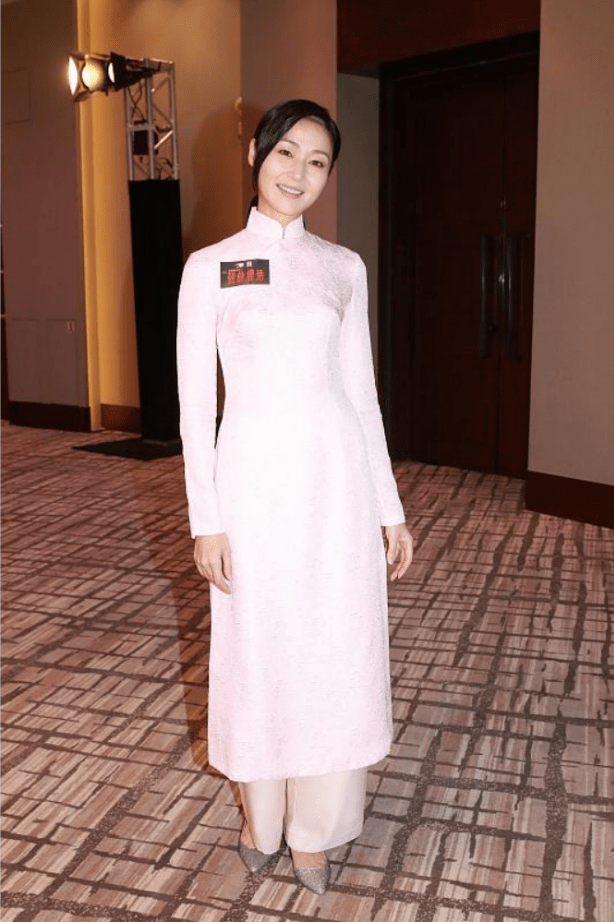 显得 女明星都喜欢扮嫩，51岁的万绮雯还穿“JK学生装”，多少有点违和