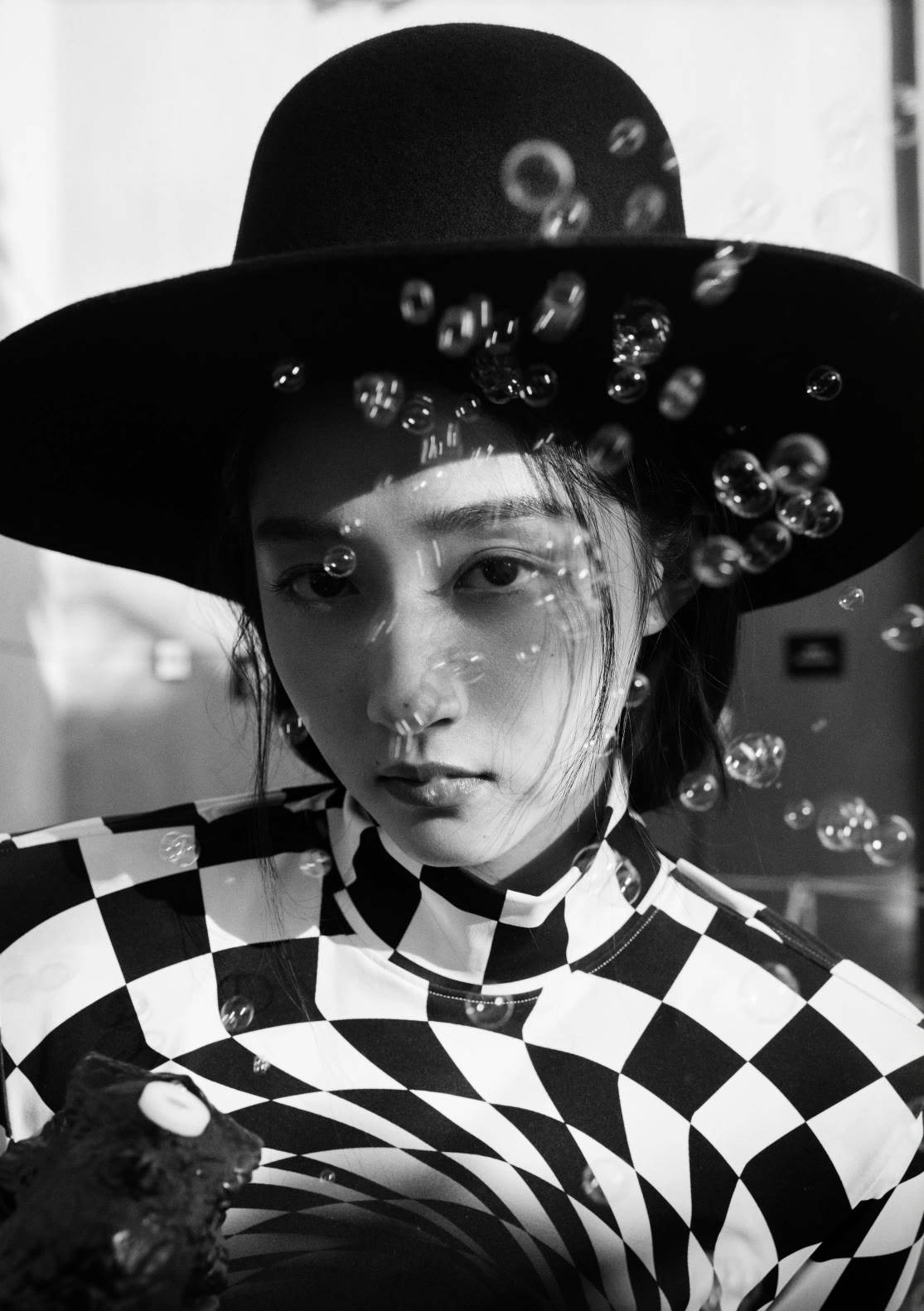 设计 关晓彤拍魔法大片，穿黑白格纹裙秀腰臀比，1米73身材比例太优越