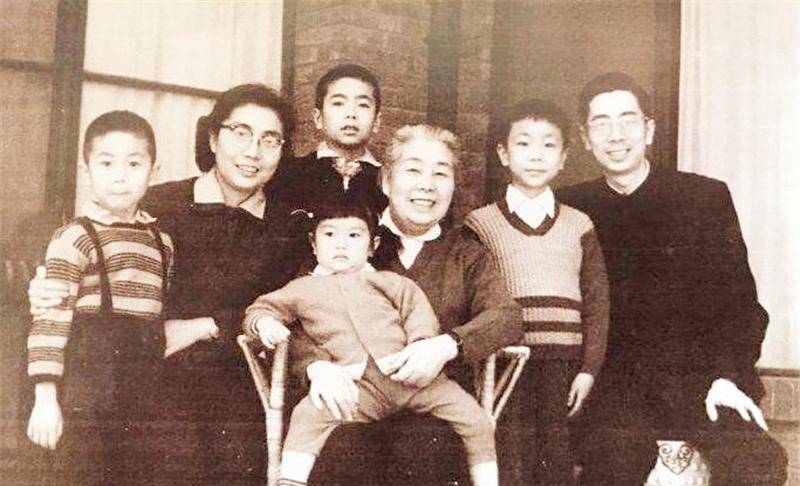 文坛巨匠鲁迅54岁因病逝世只留下一个儿子如今现状如何