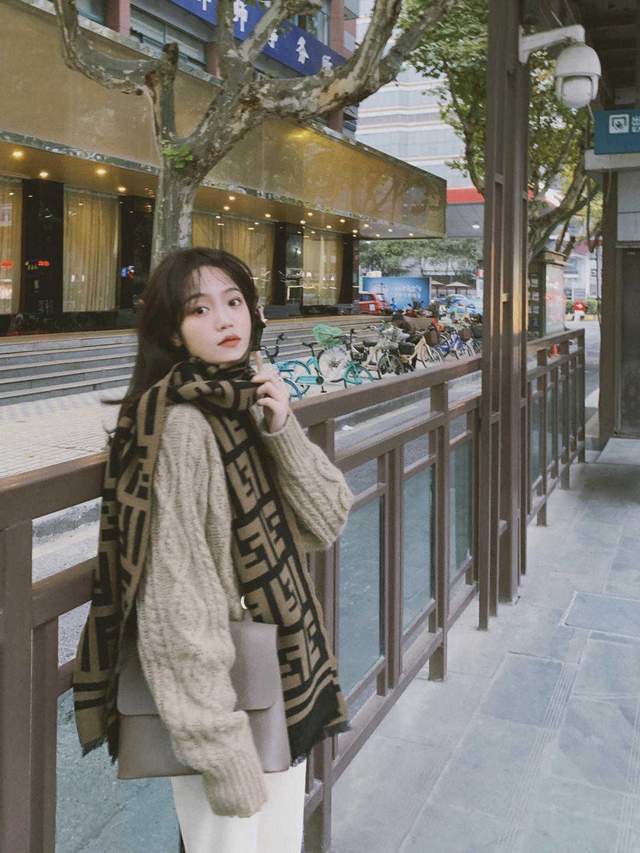 显得 今年流行“奶奶裤”，搭配上针织毛衣开衫，微胖女生上身高级显瘦