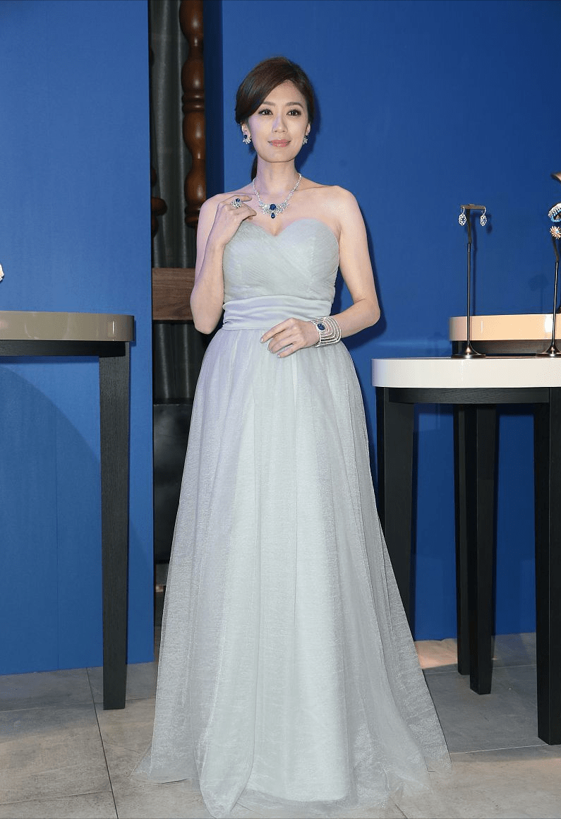 原创贾静雯浓妆真有味道穿这么纯的镂空裙看着一点不失成熟味道