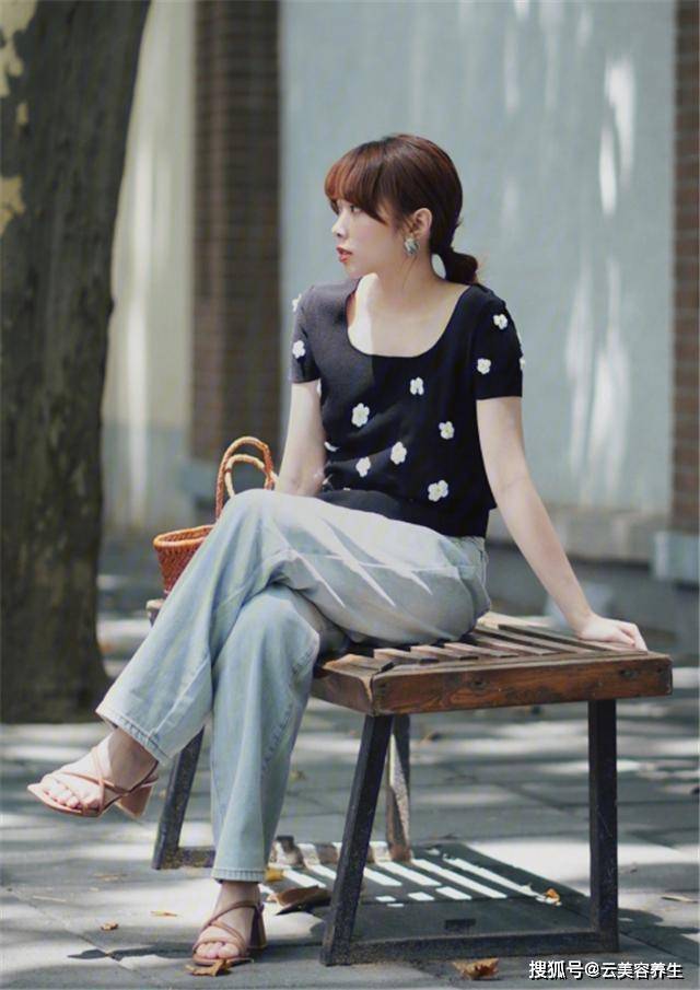 身材 这个初秋除了小裙子外，还有知性耐看的裤装，休闲百搭让人偏爱