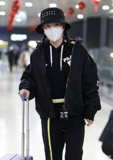 运动鞋 李冰冰明明已经48岁了，上街还打扮得像少女，扎起小辫子好清纯