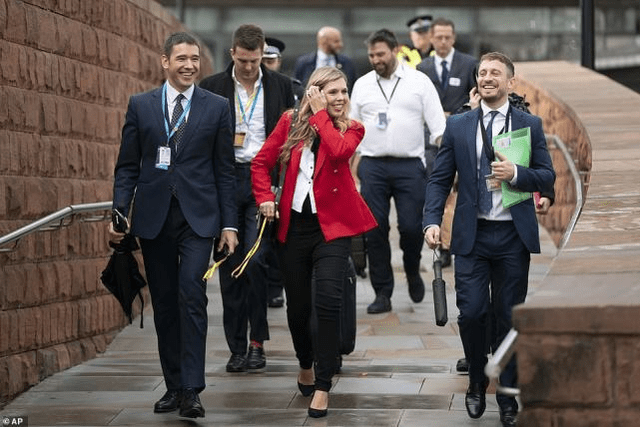 凯莉·约翰逊 英国第一夫人久违露面，挺7月孕肚踩高跟，被众人追捧夹道欢迎