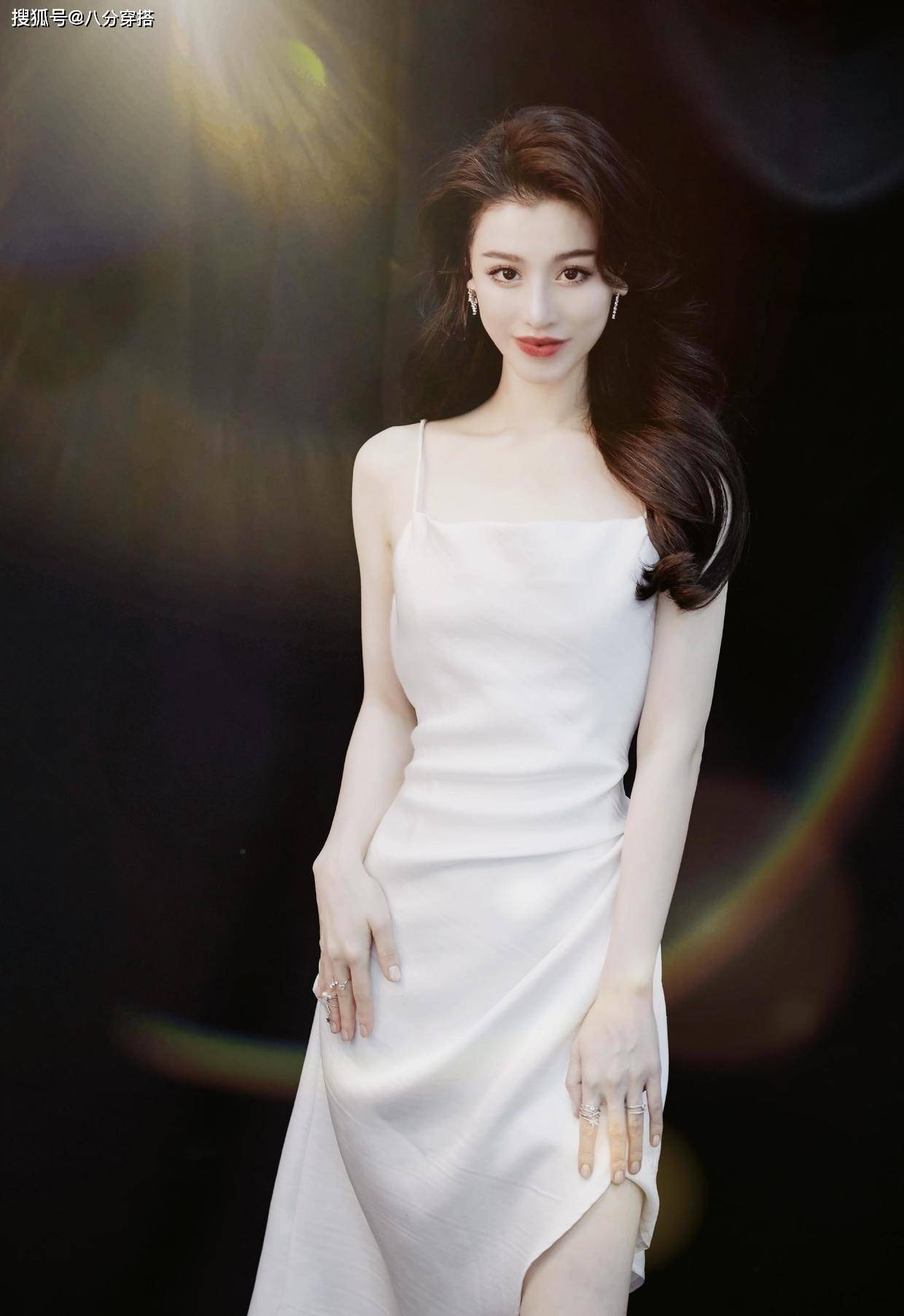真抢镜 刘翔前妻葛天身材真好，穿黑色高开叉长裙秀美腿，身材比例真抢镜