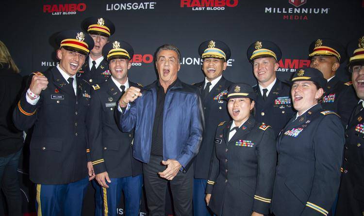 第一滴血|73岁史泰龙现身新电影《第一滴血5》首映礼，双眼有神，身材健硕