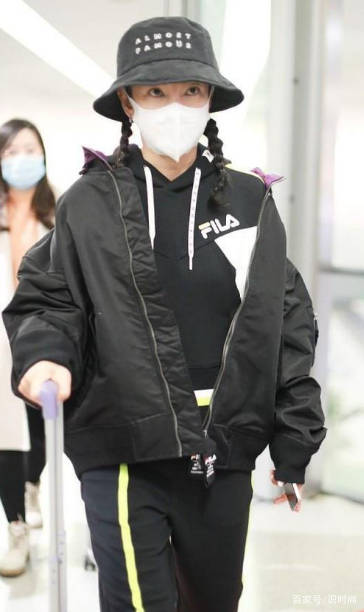 运动鞋 李冰冰明明已经48岁了，上街还打扮得像少女，扎起小辫子好清纯