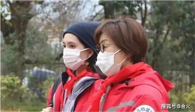 谢佳桐58岁毛阿敏素颜看电影被拍！又哭又笑表情丰富，脸颊凹陷青筋突出