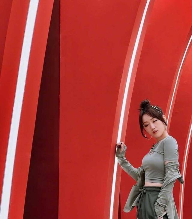 瞬间达到 杨钰莹忘了自己年龄，50岁还敢挑战露腰装，挤不出赘肉才是真本事