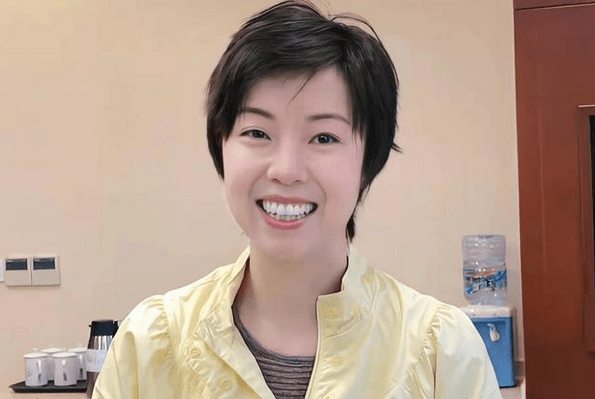 各个码头多类游船几乎全部离岸_朱丽倩年轻时照片