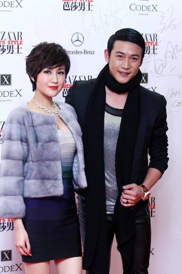 职场 陆毅带老婆亮相活动，油头配皮裤变中年油腻男，鲍蕾倒挺有贵妇范