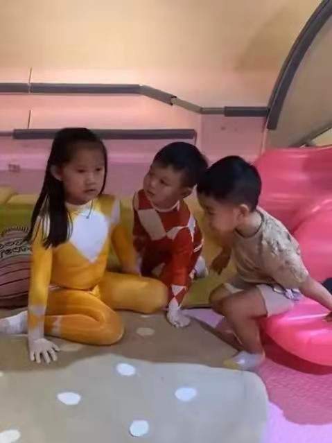 长子 胡杏儿一家为长子庆生，她打扮隆重发际线却堪忧，老公越老越帅气