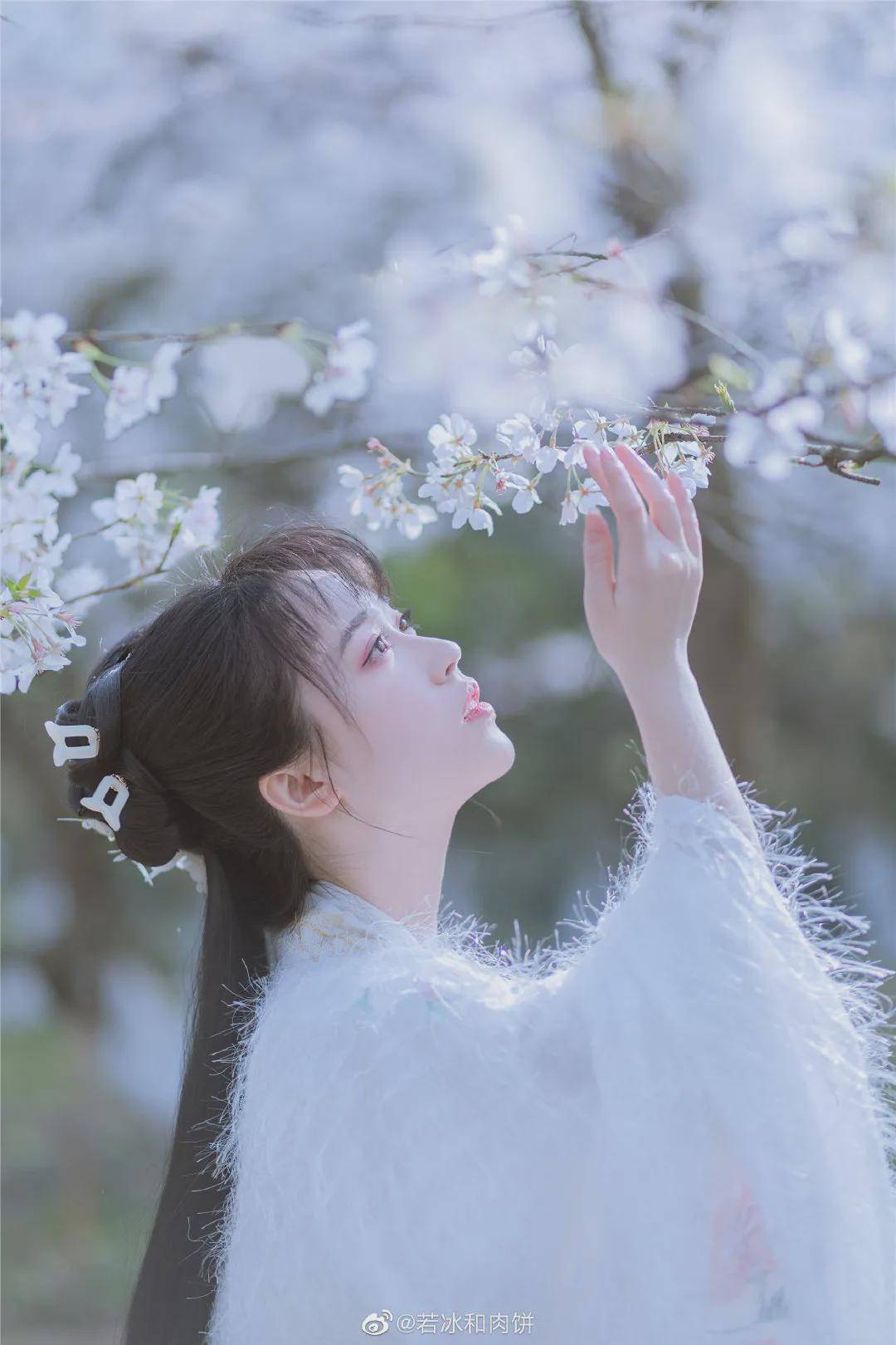 春色 汉服小仙女:春路雨添花,花动一山春色