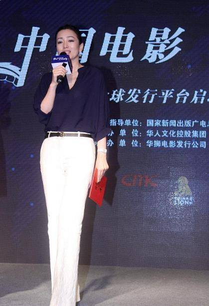黑色 巩俐不愧被称巩女皇,衬衫长裙穿搭现身活动,55岁依然优雅帅气