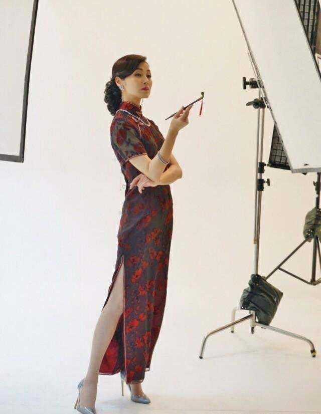 线条美 被“亚姐”万绮雯惊艳到，一袭红裙尽显高贵典雅，看不出岁月痕迹