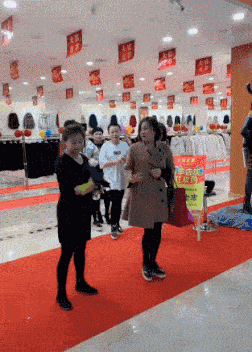 搞笑GIF：看電視里那些小姐姐跳水，不是這個畫面感啊！ 搞笑整蠱 第3张