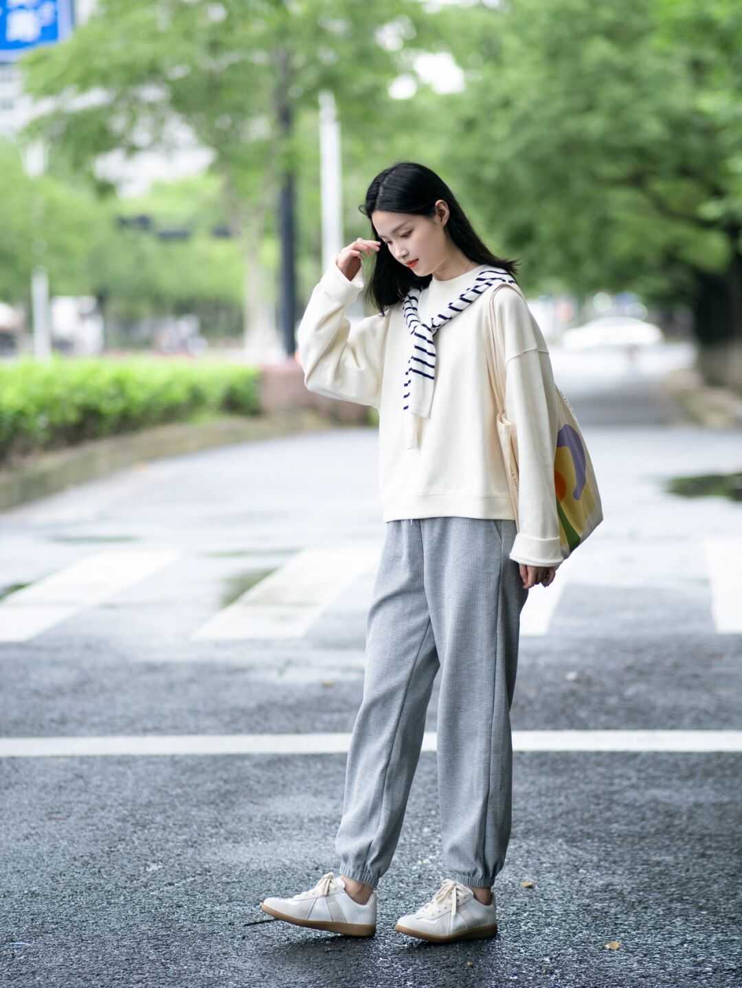 卫衣 卫衣可别只会穿黑白灰了！试试这六种颜色，一套比一套还洋气