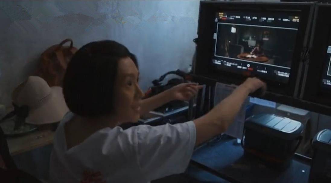 感觉章子怡没有打针的脸，开始下垂有了皱纹，这就是真实的45岁！