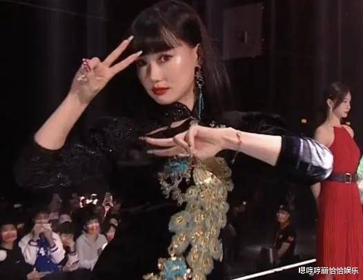 黑色 8位浪姐同台比美，金晨太瘦撑不起礼服，金莎扮可爱稍显违和