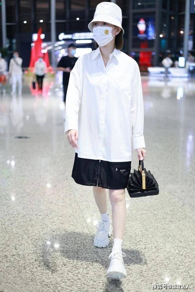 整体 佘诗曼的时髦搭配，把白衬衫穿出潮流范，这衣品真的很好