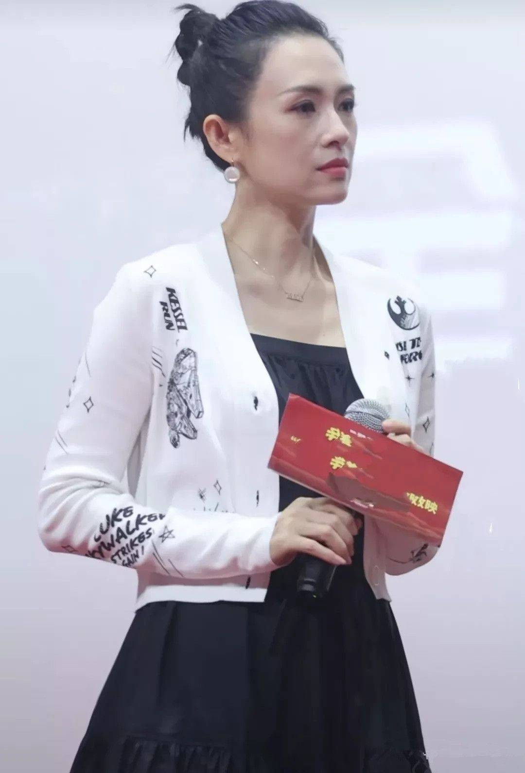 感觉章子怡没有打针的脸，开始下垂有了皱纹，这就是真实的45岁！
