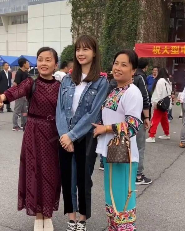 感觉 网友旅游偶遇沈梦辰,不打光不修图,皮肤黑化了妆还没素人漂亮!