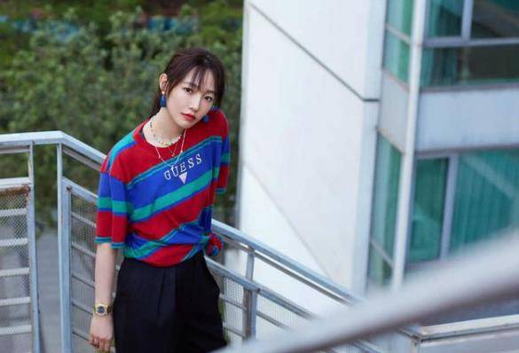 视觉 37岁白百何扮嫩真成功，T恤配阔腿裤显阳光，看着充满少年感