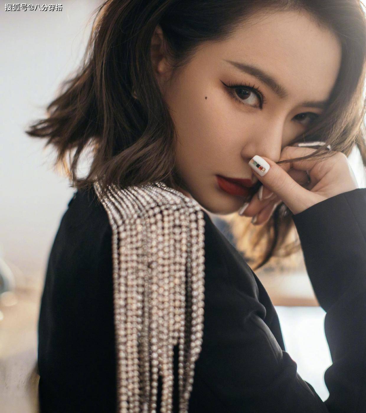 身材 戚薇太有“老板娘”气场，一袭垫肩黑裙酷飒十足，原装五官就是美