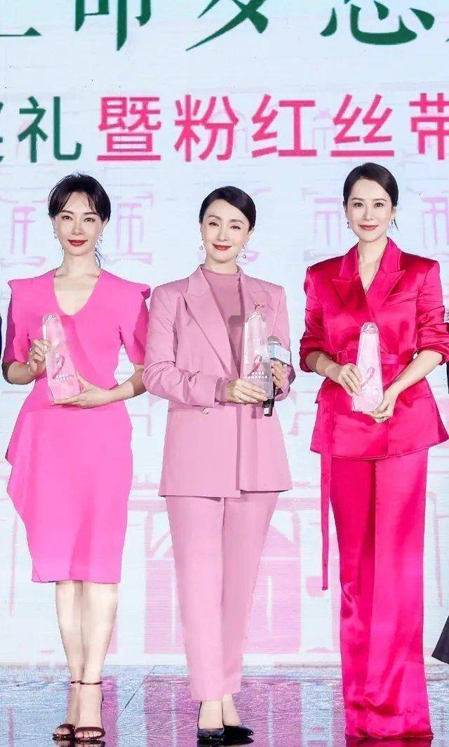 服装 陶虹和海清都是高级的女人，穿上西装之后，看着更有女人味了