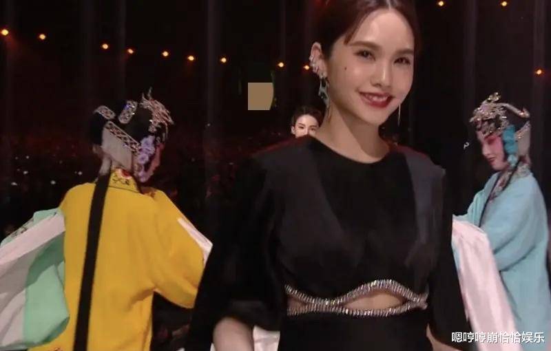 黑色 8位浪姐同台比美，金晨太瘦撑不起礼服，金莎扮可爱稍显违和