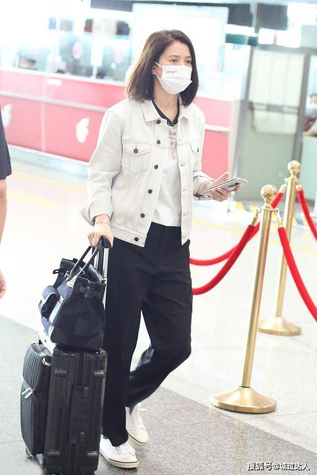 显得 50岁袁咏仪够青春，牛仔夹克+布鞋时髦减龄，身旁的张智霖像学生