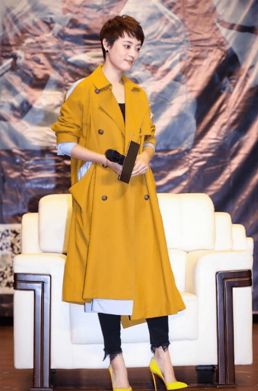 设计 真看不出孙俪快40了，一袭黄色风衣洋气又高级，时髦度不输00后