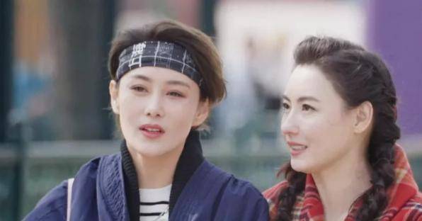 女神张馨予素颜照被赞,晒出日常照片,如剥壳鸡蛋,大方分享自用面霜