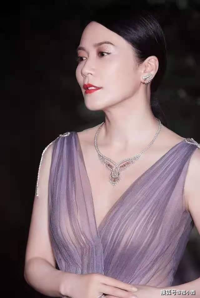 好身材 “俞飞鸿”越老越敢穿,一袭薄纱裙轻松透出好身材,哪有50岁?