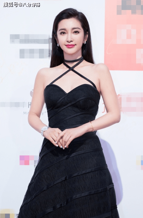 设计 李冰冰太会“赶时髦”,黑纱裙优雅高级,这才是40+女性该有的样子