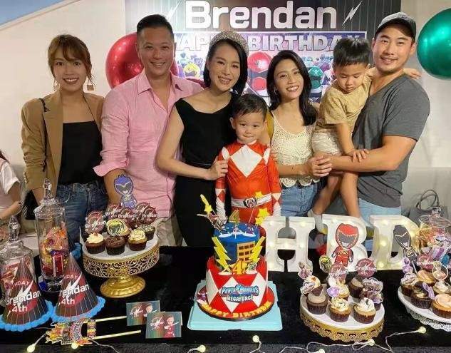 长子 胡杏儿一家为长子庆生，她打扮隆重发际线却堪忧，老公越老越帅气