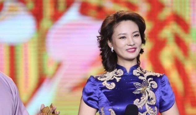 身材 刘芳菲旗袍装扮主持节目，优雅大气有女人味，不愧是央视主持人