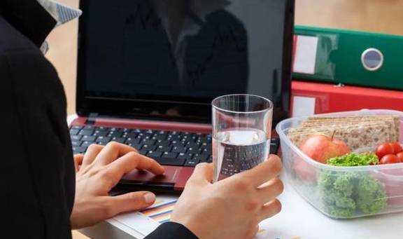 尿酸|肾怕这2种水,可惜多数人都不知道!牢记“3多1少”,肾悄悄变好