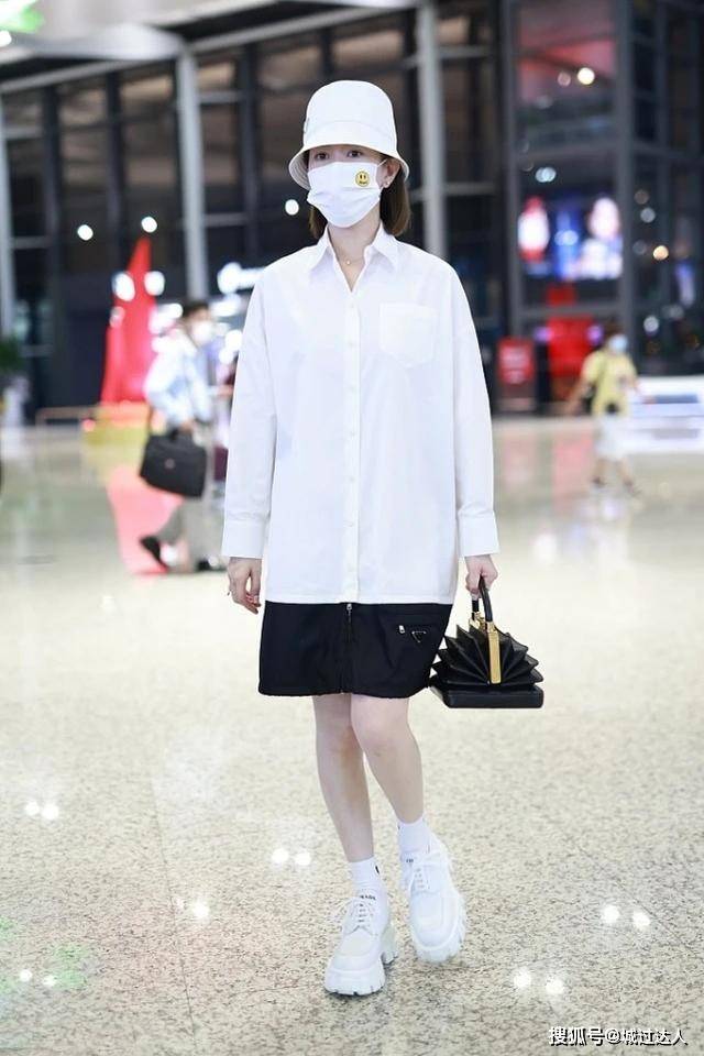 整体 佘诗曼的时髦搭配，把白衬衫穿出潮流范，这衣品真的很好
