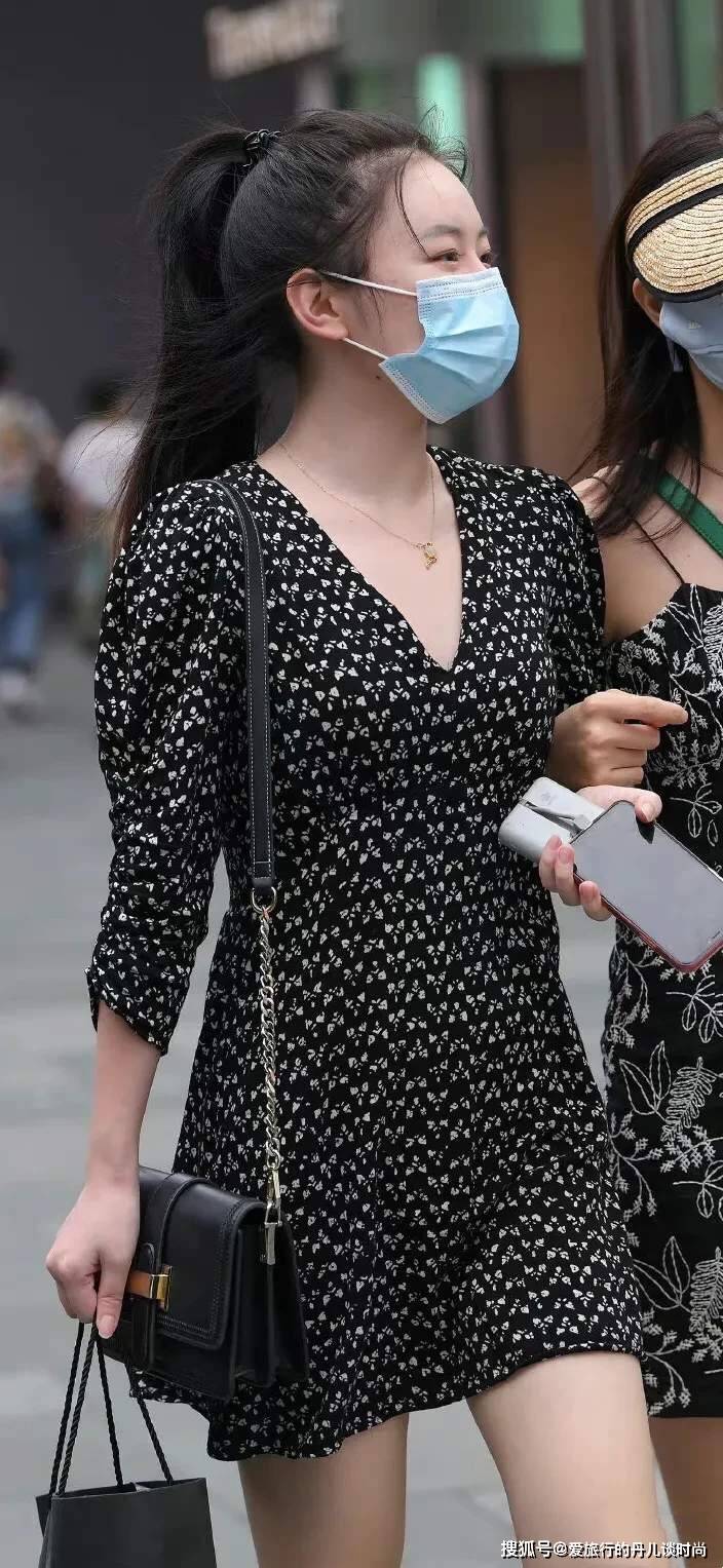 黑色 小姐姐一袭黑色深V领印花连衣裙，复古又优雅