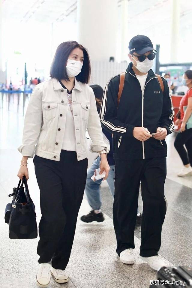 显得 50岁袁咏仪够青春，牛仔夹克+布鞋时髦减龄，身旁的张智霖像学生