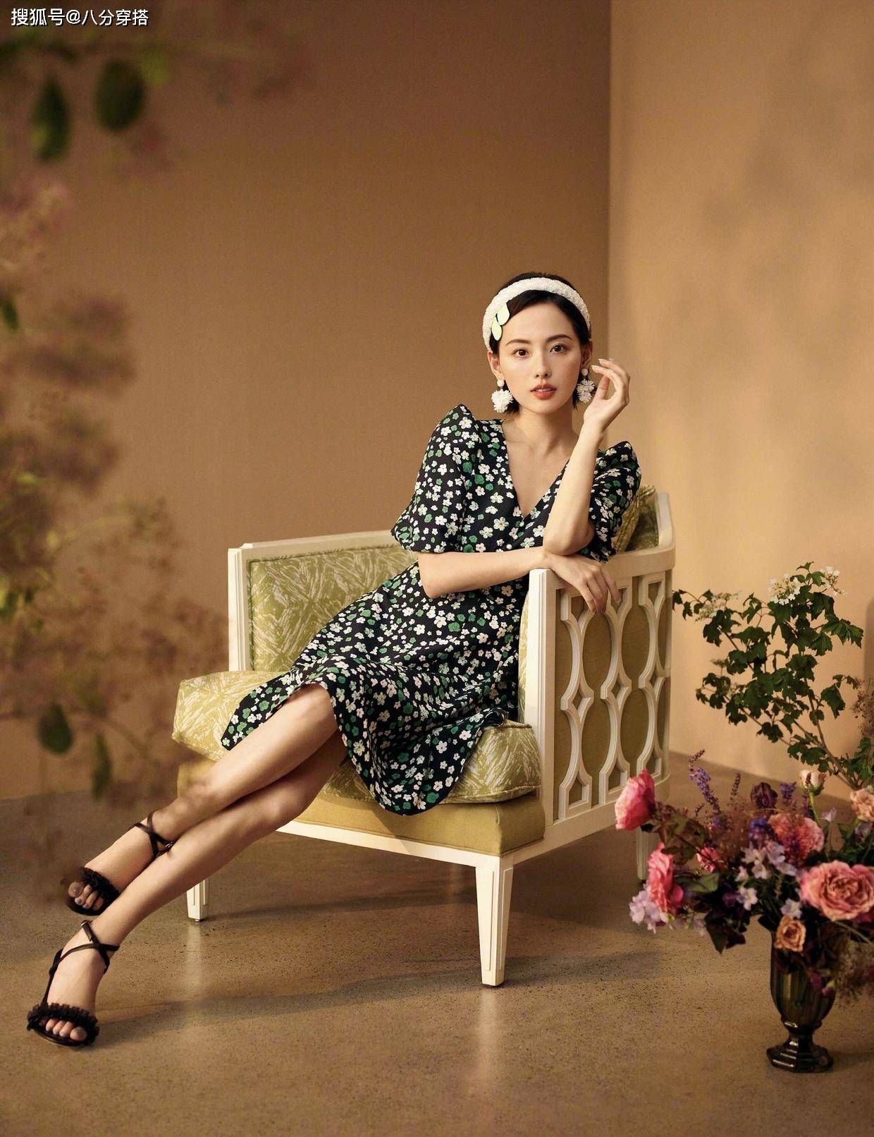 胸口 张嘉倪气质从来不输，穿紫色缎面裙，竟然在前面挖了个洞，真绝了