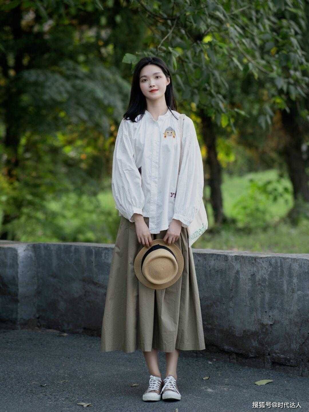 身材 怎么穿搭才显得高级优雅,白色衬衫搭配百褶半身裙,简约洋气