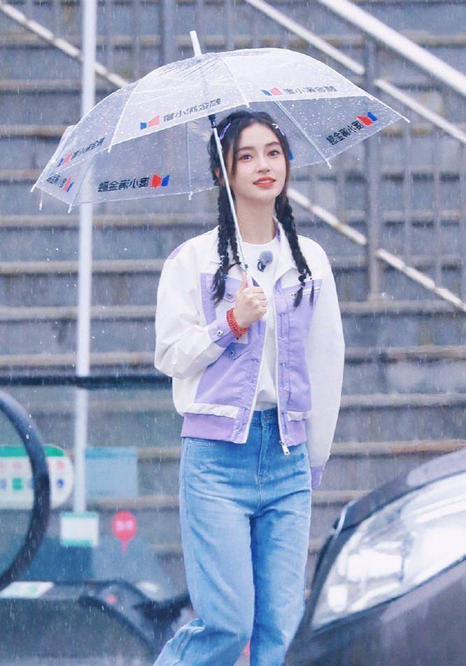 小姑娘 Angelababy撑伞录跑男，32岁扎小脏辫像个小姑娘，晓明哥福气不浅