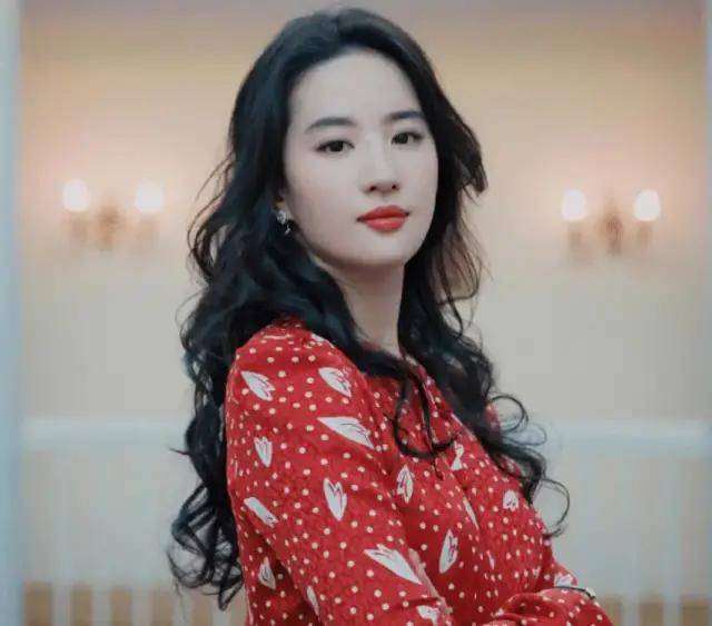 卷发尽量少烫“大妈卷”,推荐这5种发型,时髦显气质呀