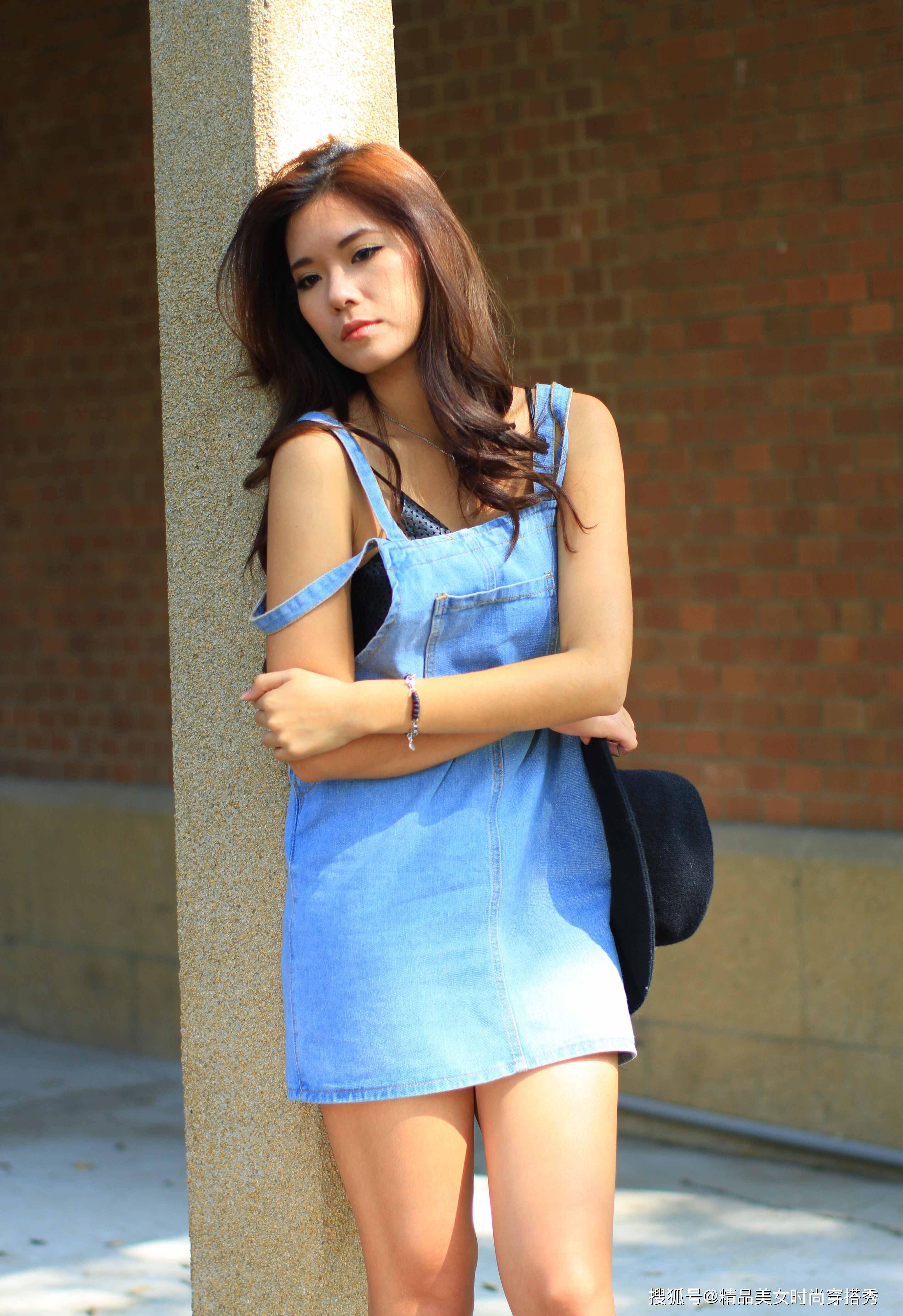 漂亮 浅色的牛仔吊带裙休闲又减龄，内搭一件吊带背心简约个性