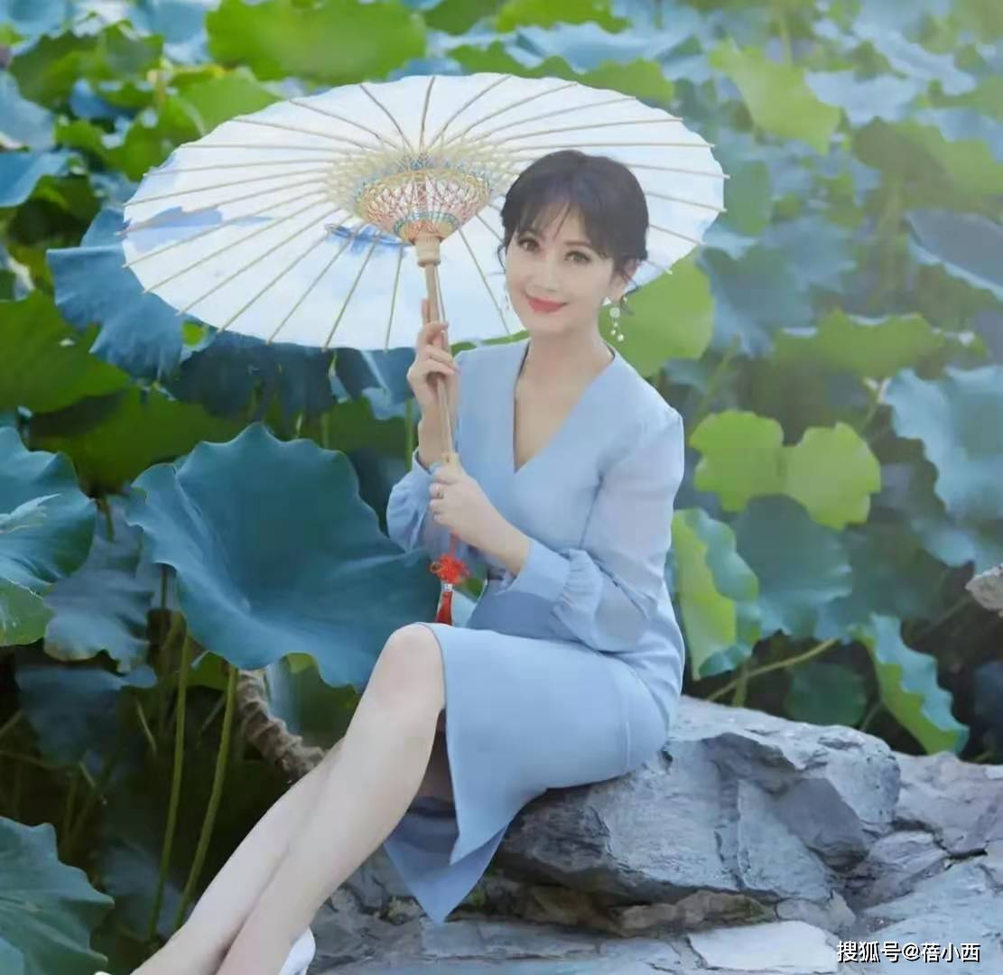 颜色 赵雅芝真是不服老,穿“樱桃连衣裙”腰细腿长好减龄,真有66岁?